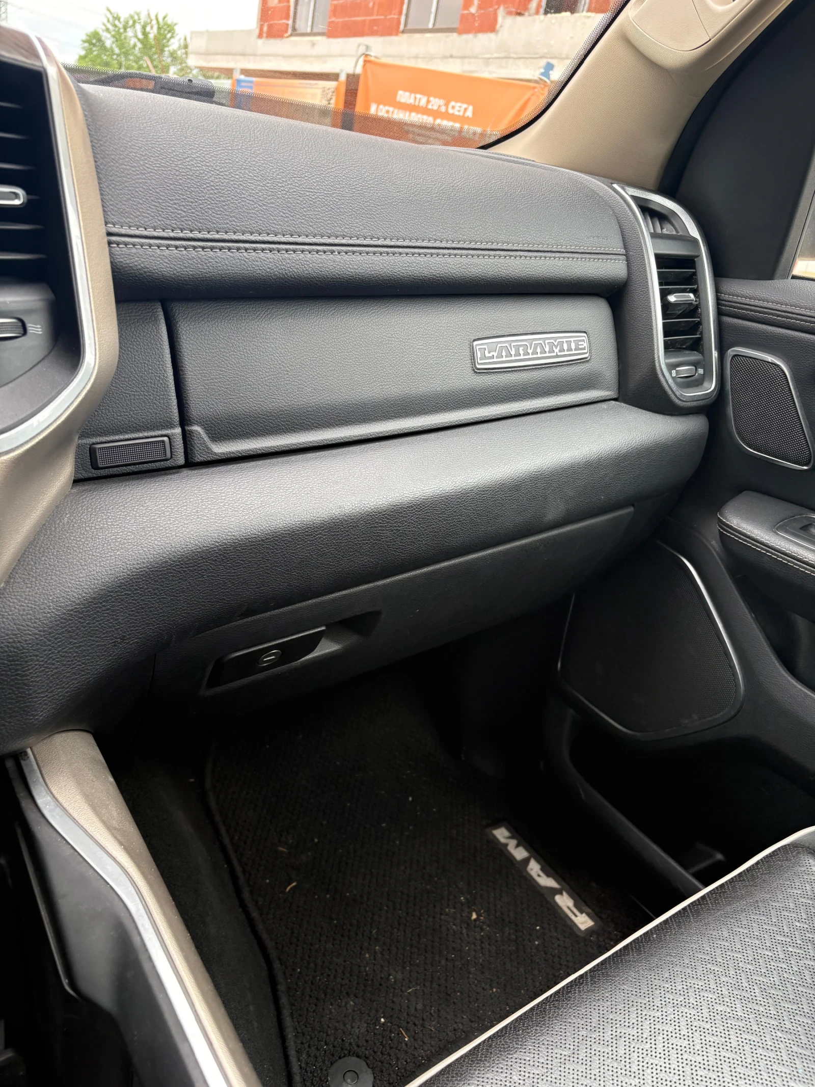 Dodge RAM 1500 5.7 HEMI LARAMIE, снимка 11 - Автомобили и джипове - 54494704