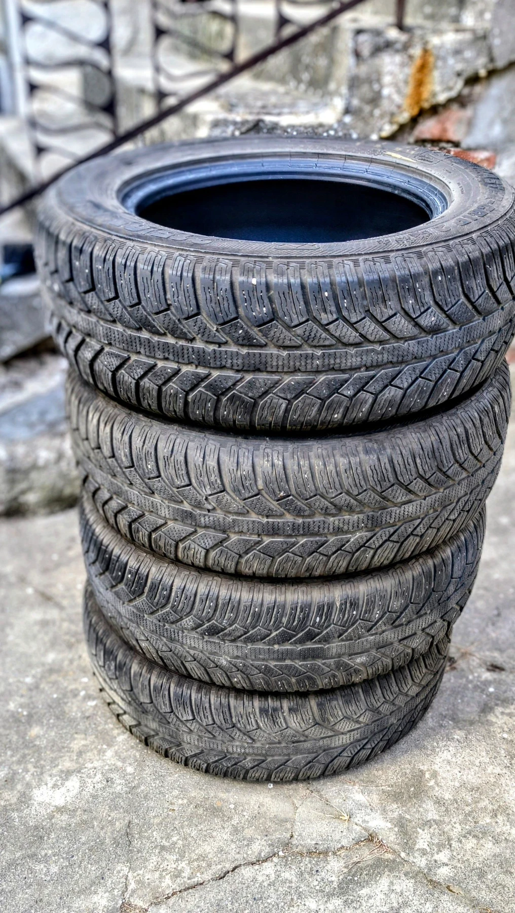 Гуми Зимни 215/65R16, снимка 5 - Гуми и джанти - 55806853