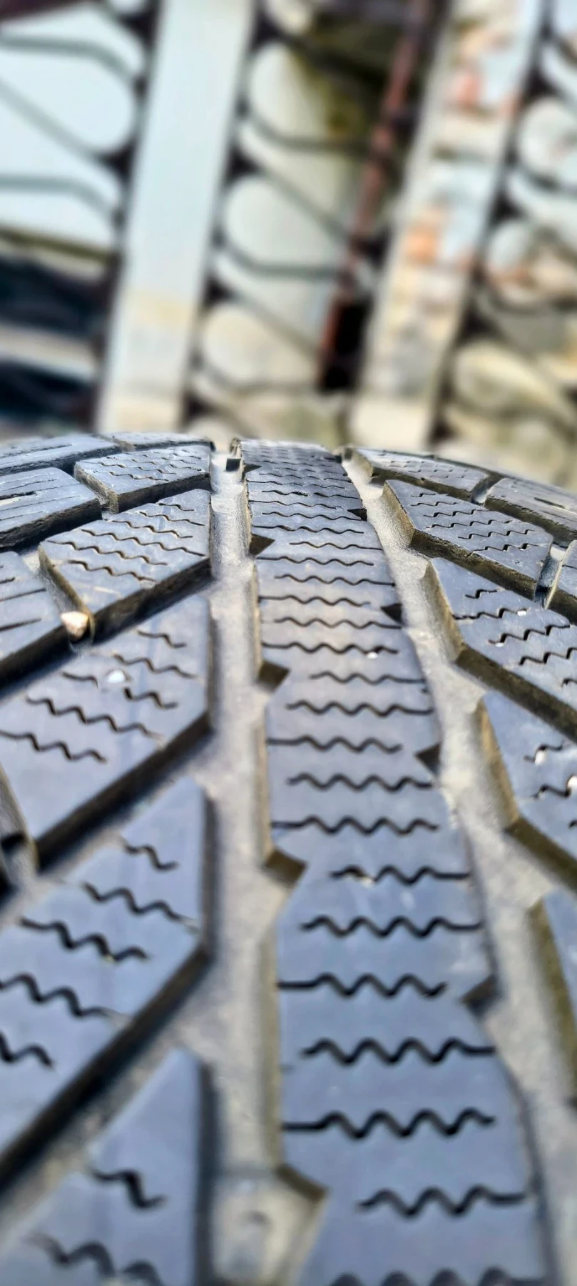 Гуми Зимни 215/65R16, снимка 2 - Гуми и джанти - 55806853