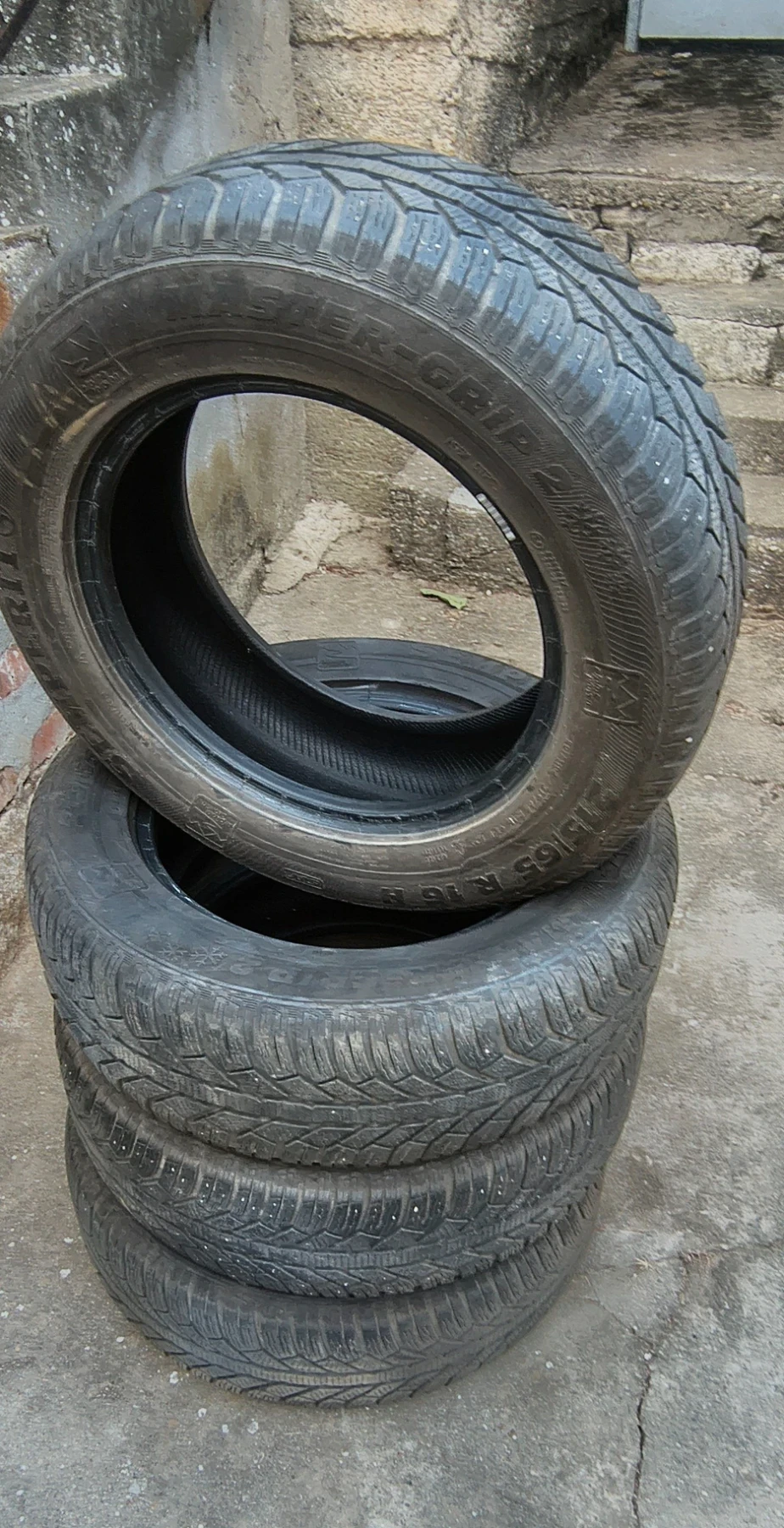 Гуми Зимни 215/65R16