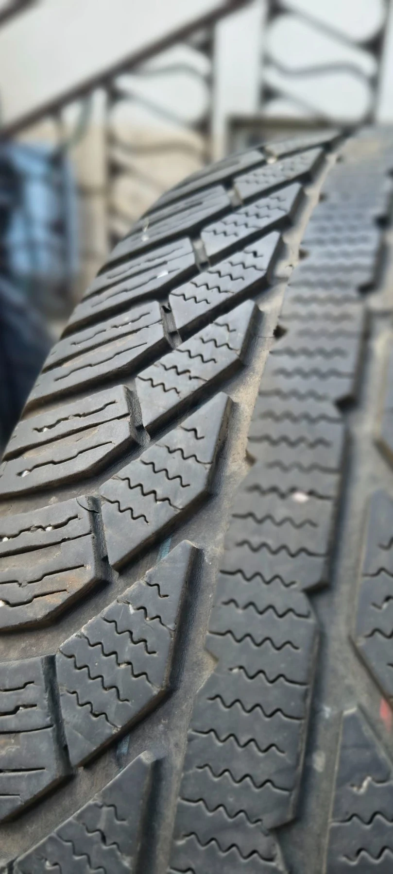 Гуми Зимни 215/65R16, снимка 8 - Гуми и джанти - 55806853