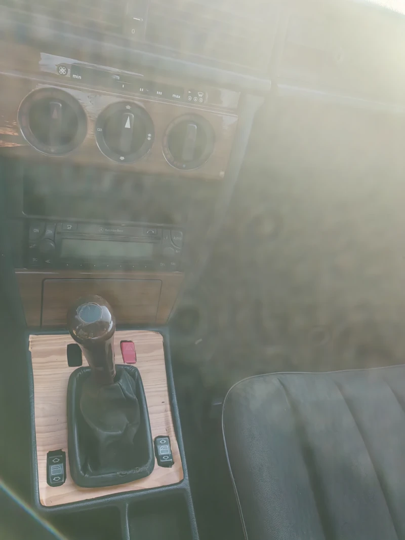 Mercedes-Benz 190 2.0Е ОТЛИЧНО СЪСТОЯНИЕ , снимка 16 - Автомобили и джипове - 53168350