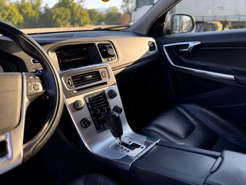Volvo V60 2.4 D5, снимка 3 - Автомобили и джипове - 53396885
