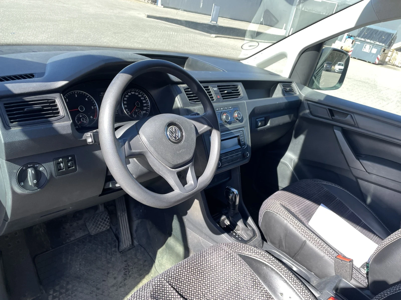 VW Caddy 2.0 TDI / DSG6 / N1 / VAT - изображение 10
