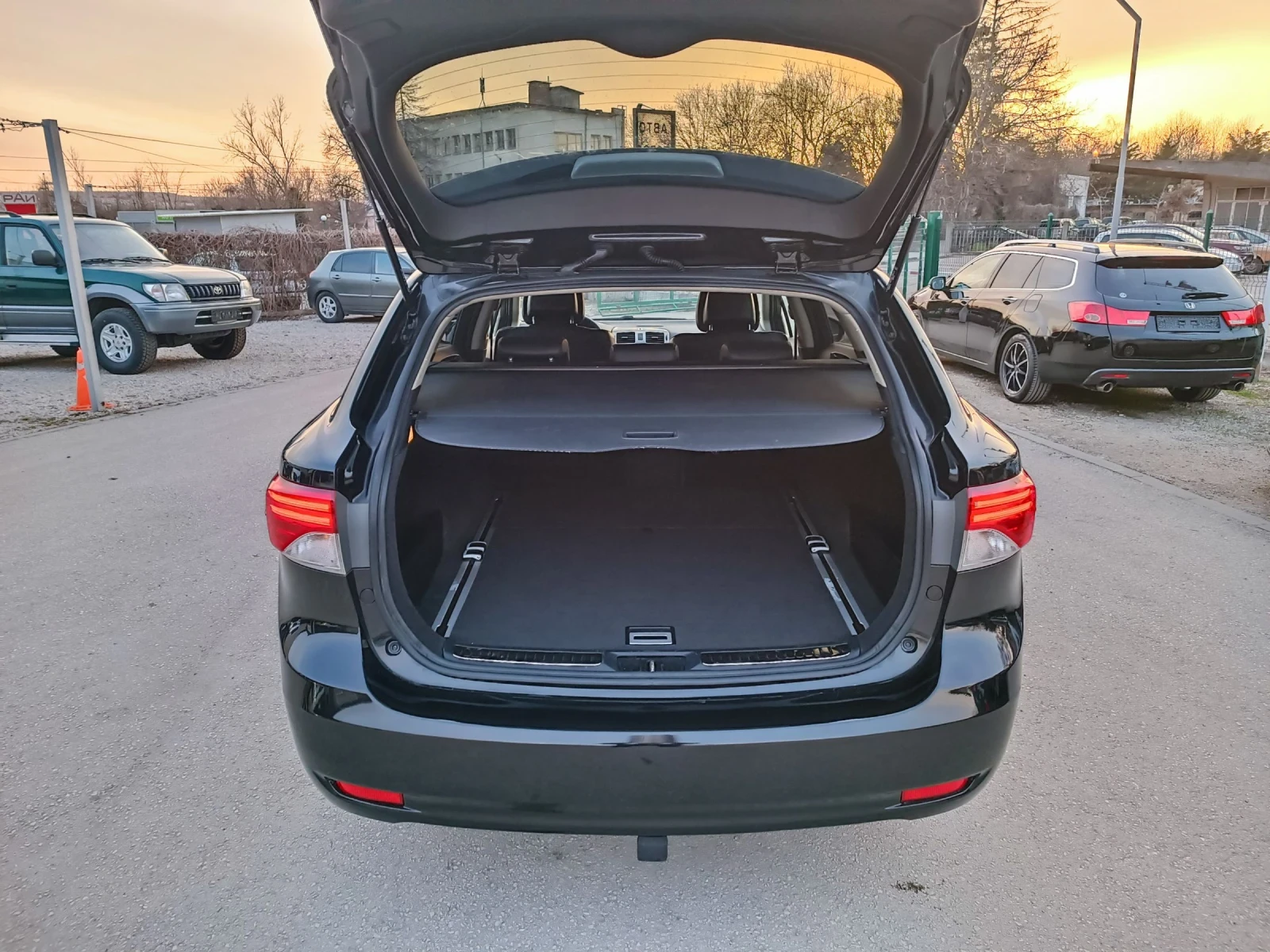 Toyota Avensis 2.0i-152кс-ШВЕЙЦАРИЯ-РЪЧКА-6ск-FACELIFT-KEYLESS, снимка 5 - Автомобили и джипове - 53759562