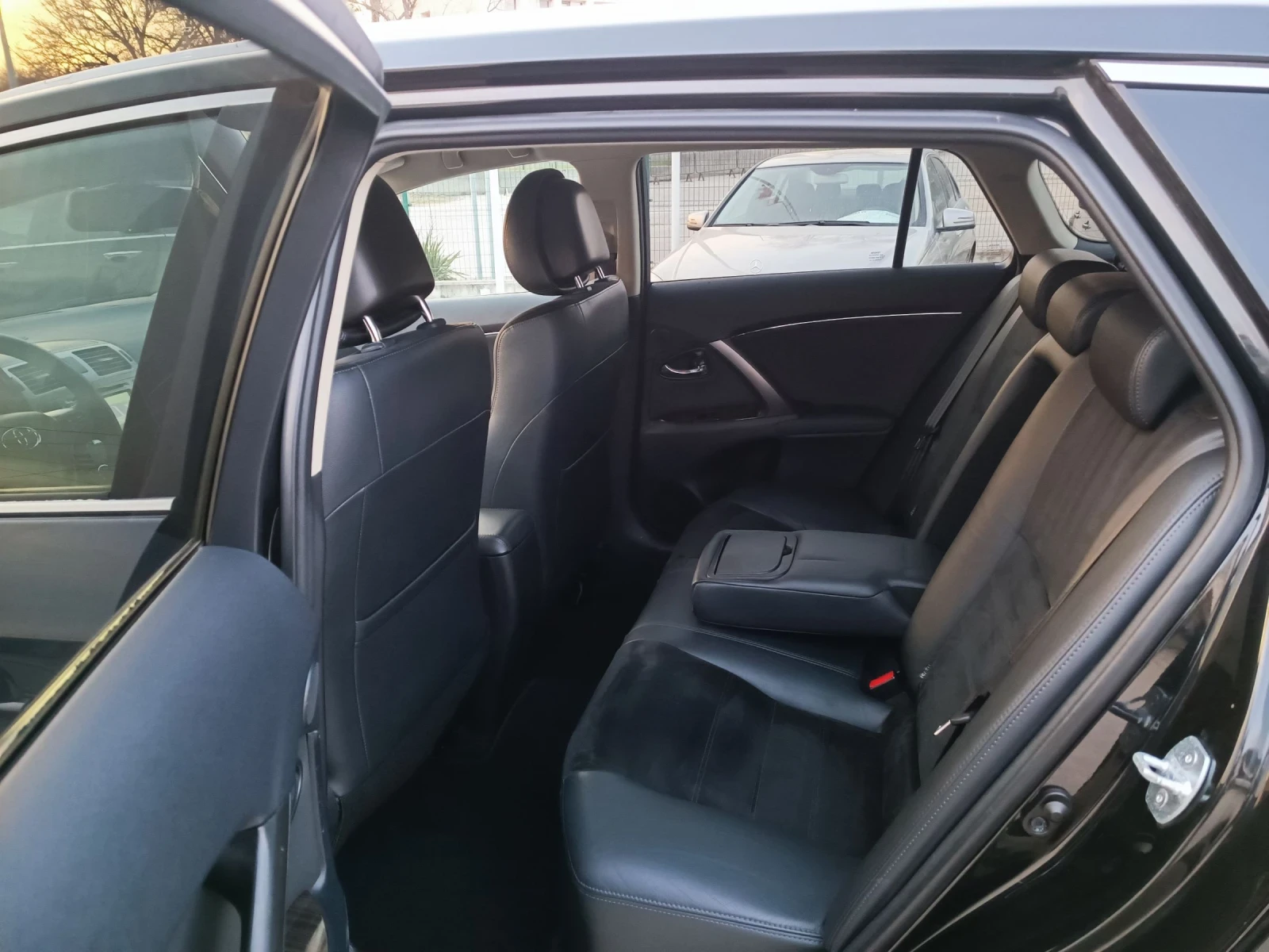 Toyota Avensis 2.0i-152кс-ШВЕЙЦАРИЯ-РЪЧКА-6ск-FACELIFT-KEYLESS, снимка 10 - Автомобили и джипове - 53759562