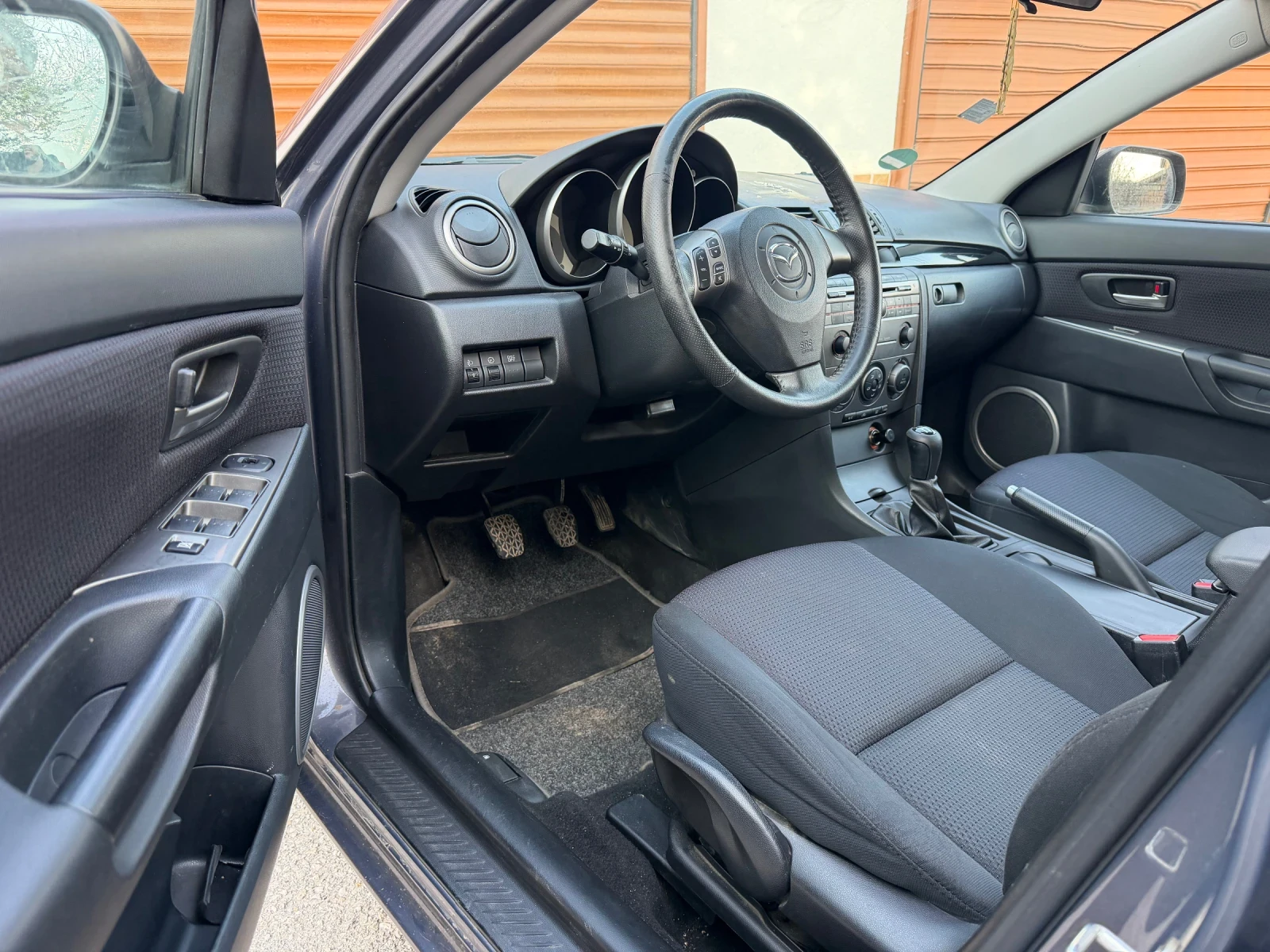 Mazda 3 1.6i, снимка 5 - Автомобили и джипове - 54220064