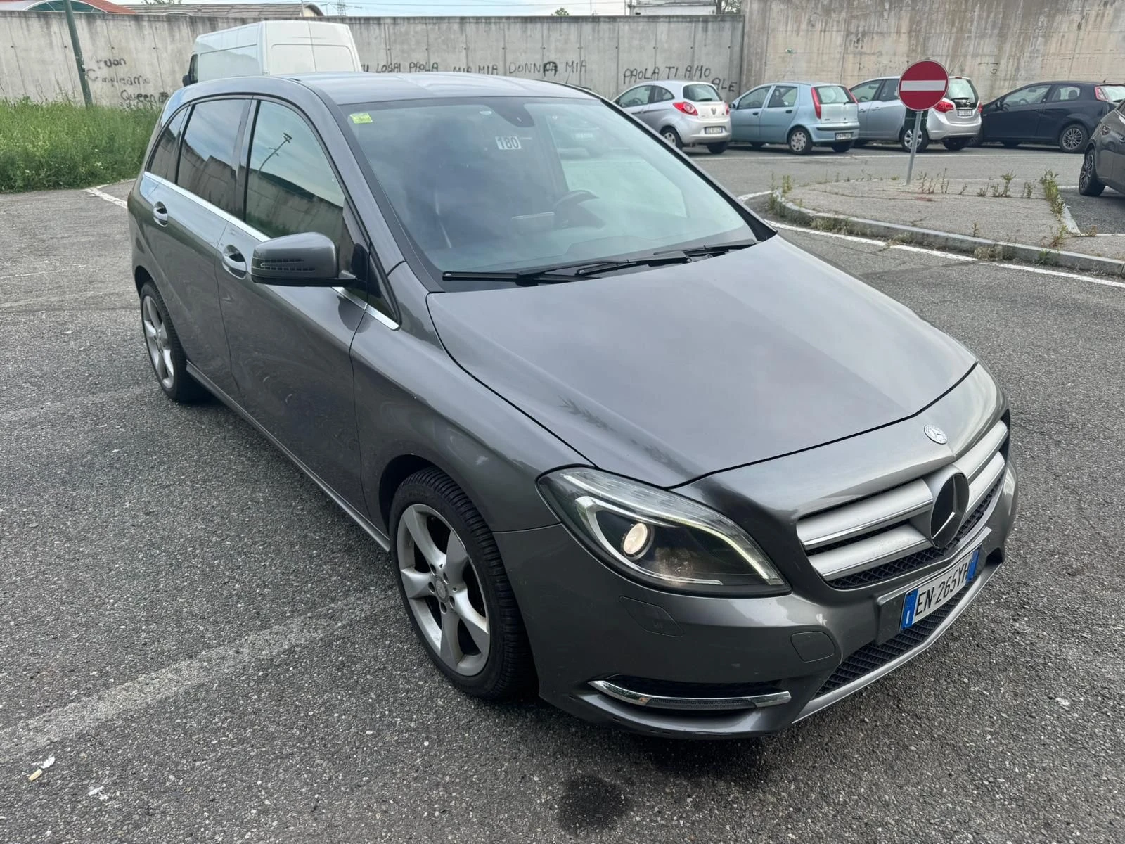 Mercedes-Benz B 180