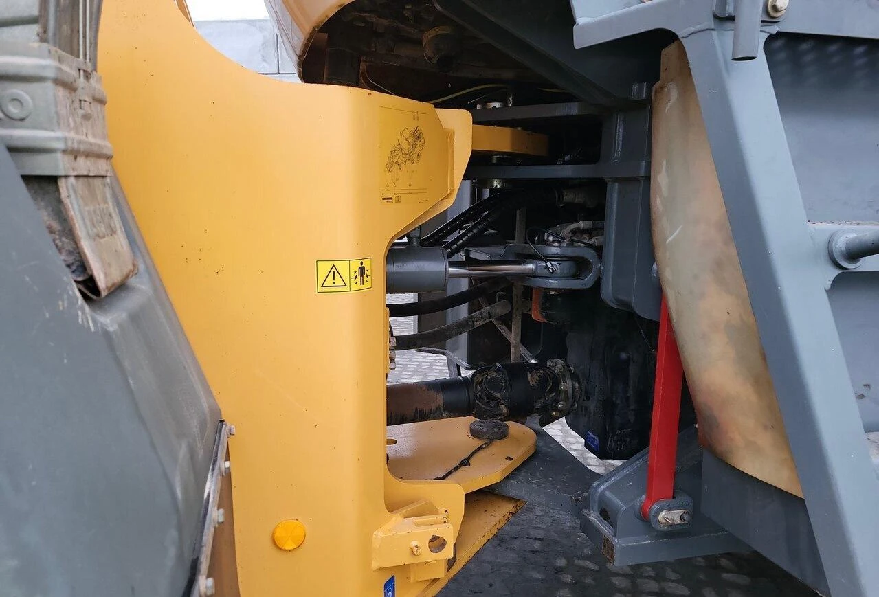 Челен товарач Liebherr L576, снимка 5 - Индустриална техника - 54448915