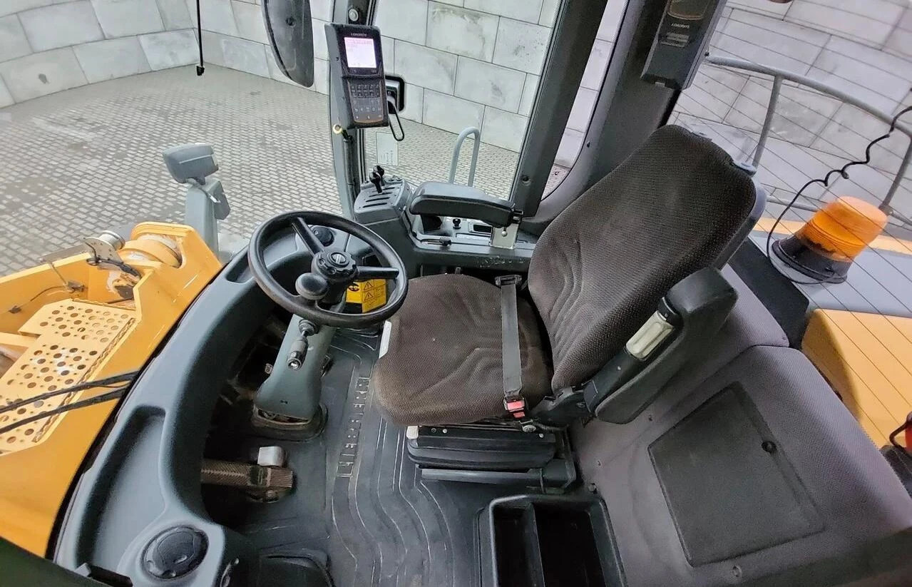 Челен товарач Liebherr L576, снимка 4 - Индустриална техника - 54448915