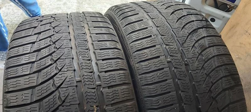 Гуми Зимни 235/40R19, снимка 1 - Гуми и джанти - 35148824