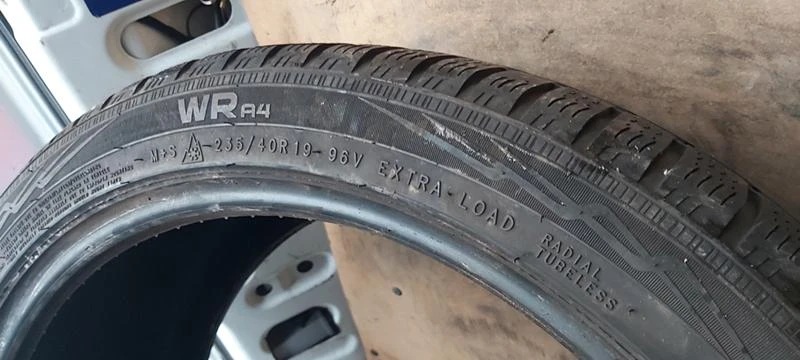 Гуми Зимни 235/40R19, снимка 5 - Гуми и джанти - 35148824