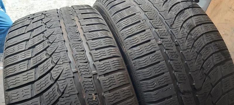 Гуми Зимни 235/40R19, снимка 2 - Гуми и джанти - 35148824