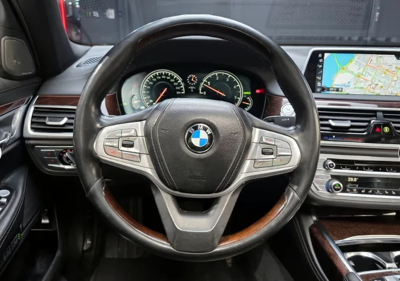 BMW 740 Ld * M-Package* * HeadUp* AвтоКредит* (ЦЕНА ДО БГ) - изображение 8