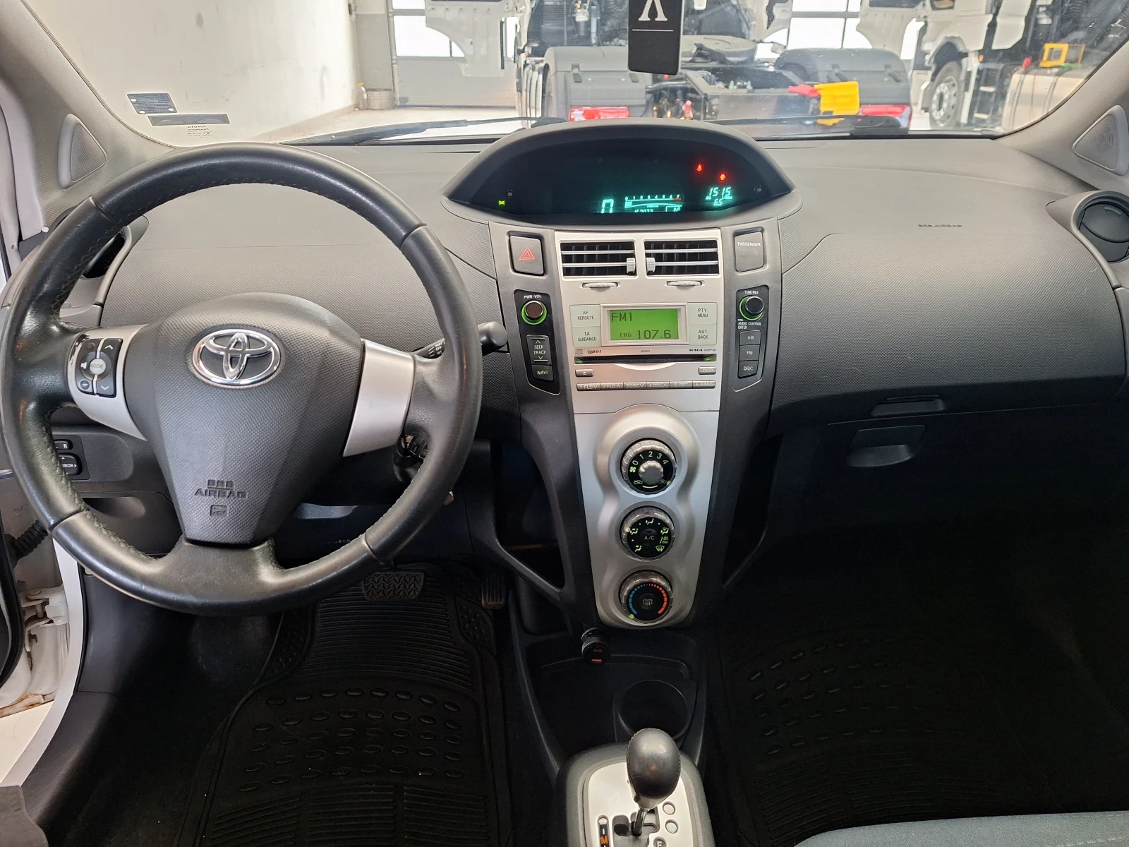 Toyota Yaris 1.30 VVTi - изображение 8