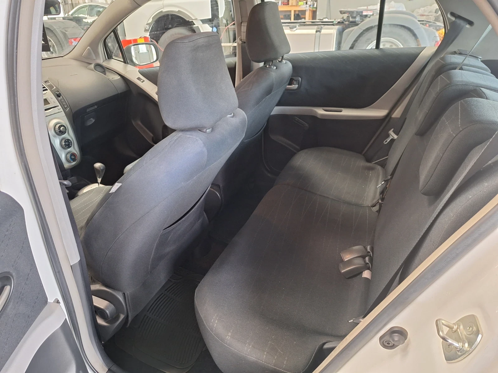 Toyota Yaris 1.30 VVTi - изображение 6