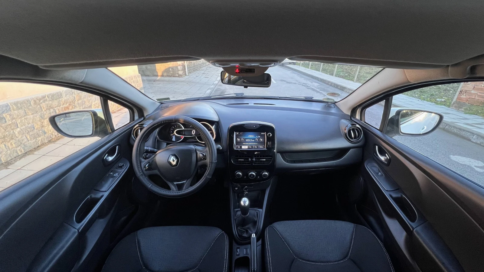 Renault Clio 1.2i 2015г - изображение 8