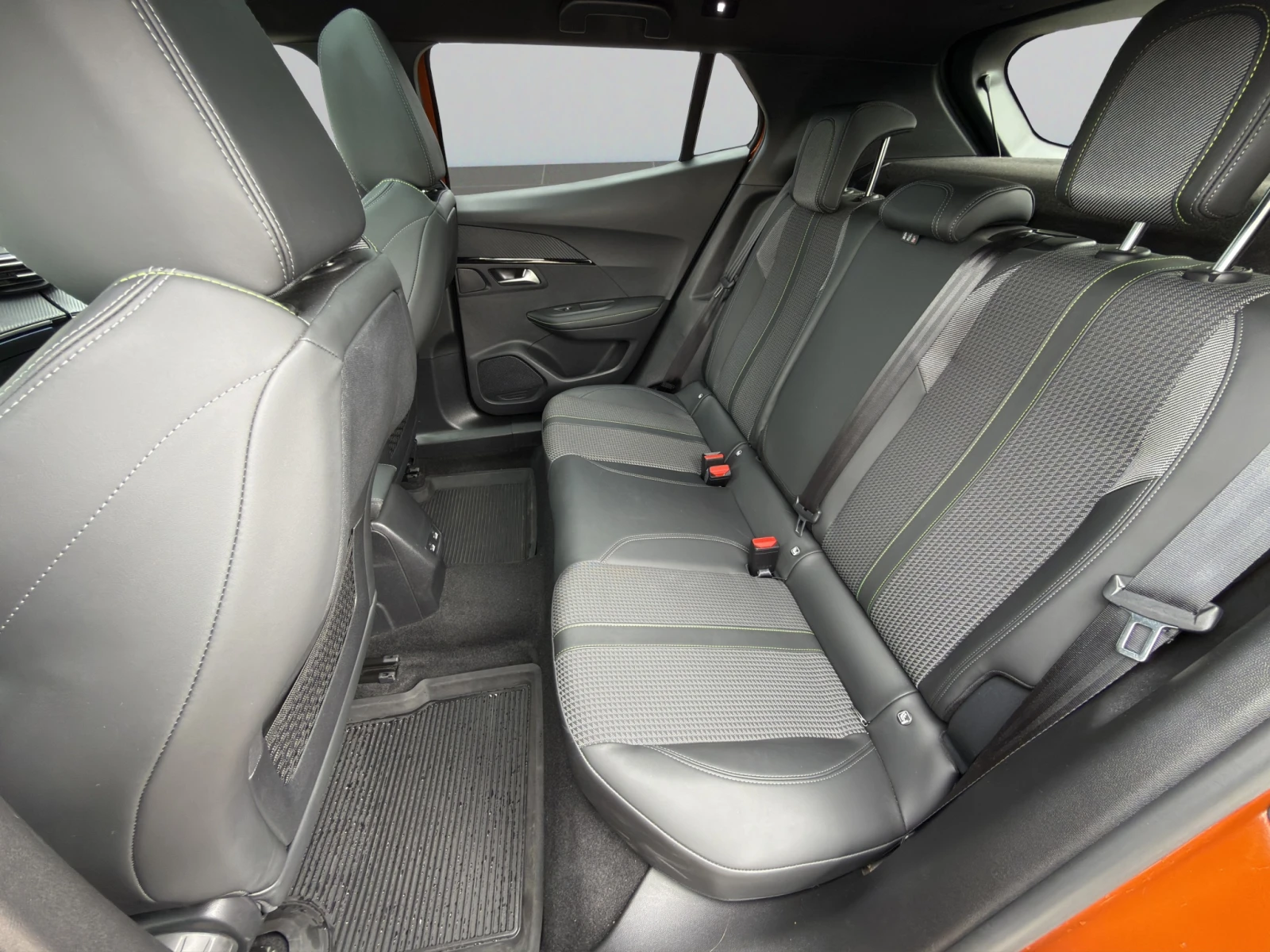 Peugeot 2008 GT 1.2  130 EAT8 Гаранция до 09.2027 г., снимка 12 - Автомобили и джипове - 54218033