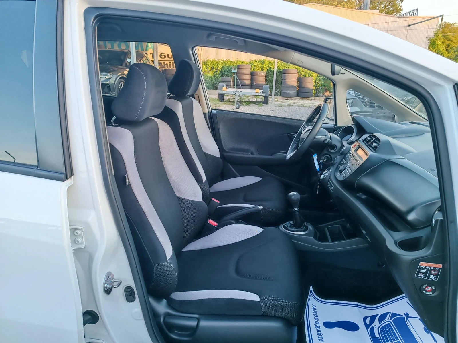 Honda Jazz 1.3i-99кс-ШВЕЙЦАРИЯ-РЪЧКА, снимка 13 - Автомобили и джипове - 54544027