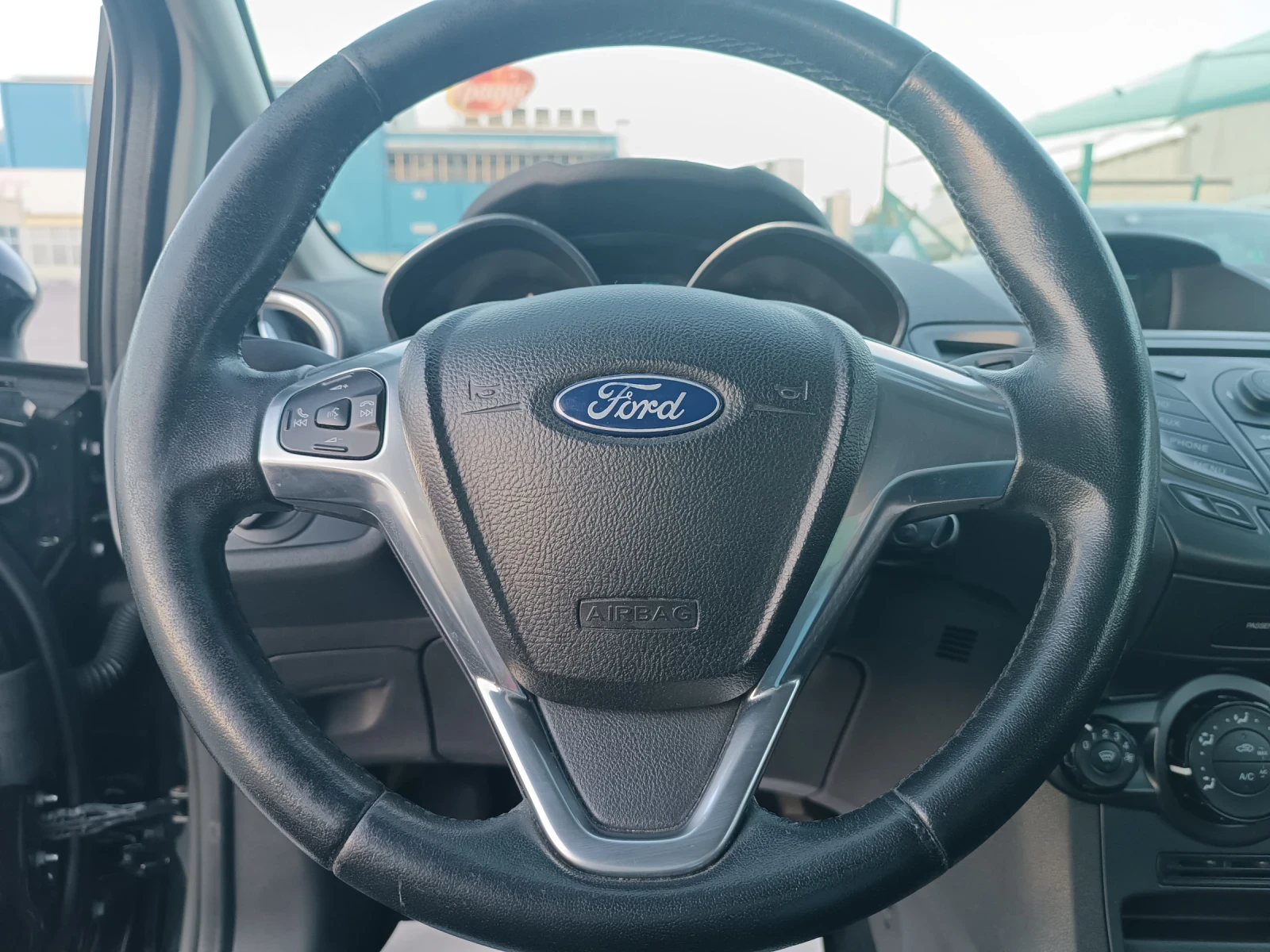 Ford Fiesta 1, 3 бензин, ПЕРФЕКТНА, ЛИЗИНГ , снимка 8 - Автомобили и джипове - 54939890