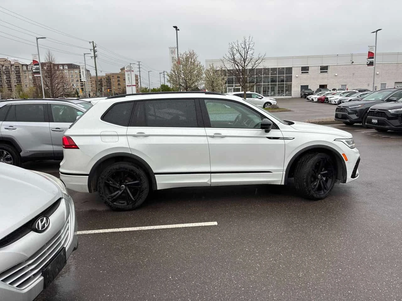 VW Tiguan | R Line Black Edition | CARFAX | ШИБЕДАХ | , снимка 3 - Автомобили и джипове - 54443043
