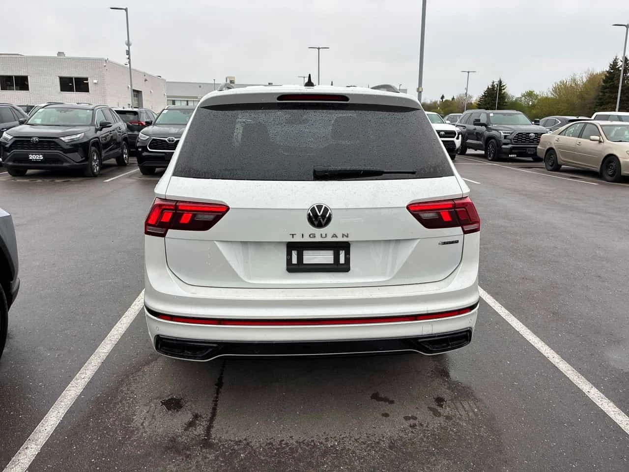 VW Tiguan | R Line Black Edition | CARFAX | ШИБЕДАХ | , снимка 4 - Автомобили и джипове - 54443043