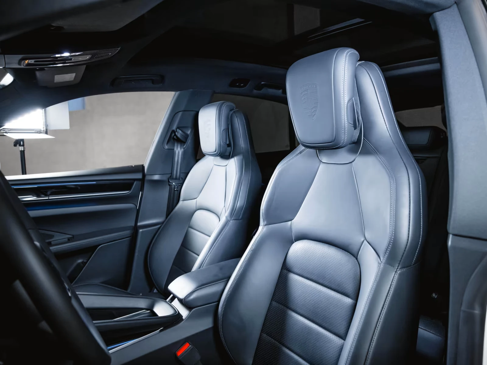 Porsche Macan 4* DISTR* AIR* HUD* PANO* BOSE* CAMERA* CARPLAY* , снимка 8 - Автомобили и джипове - 54938377