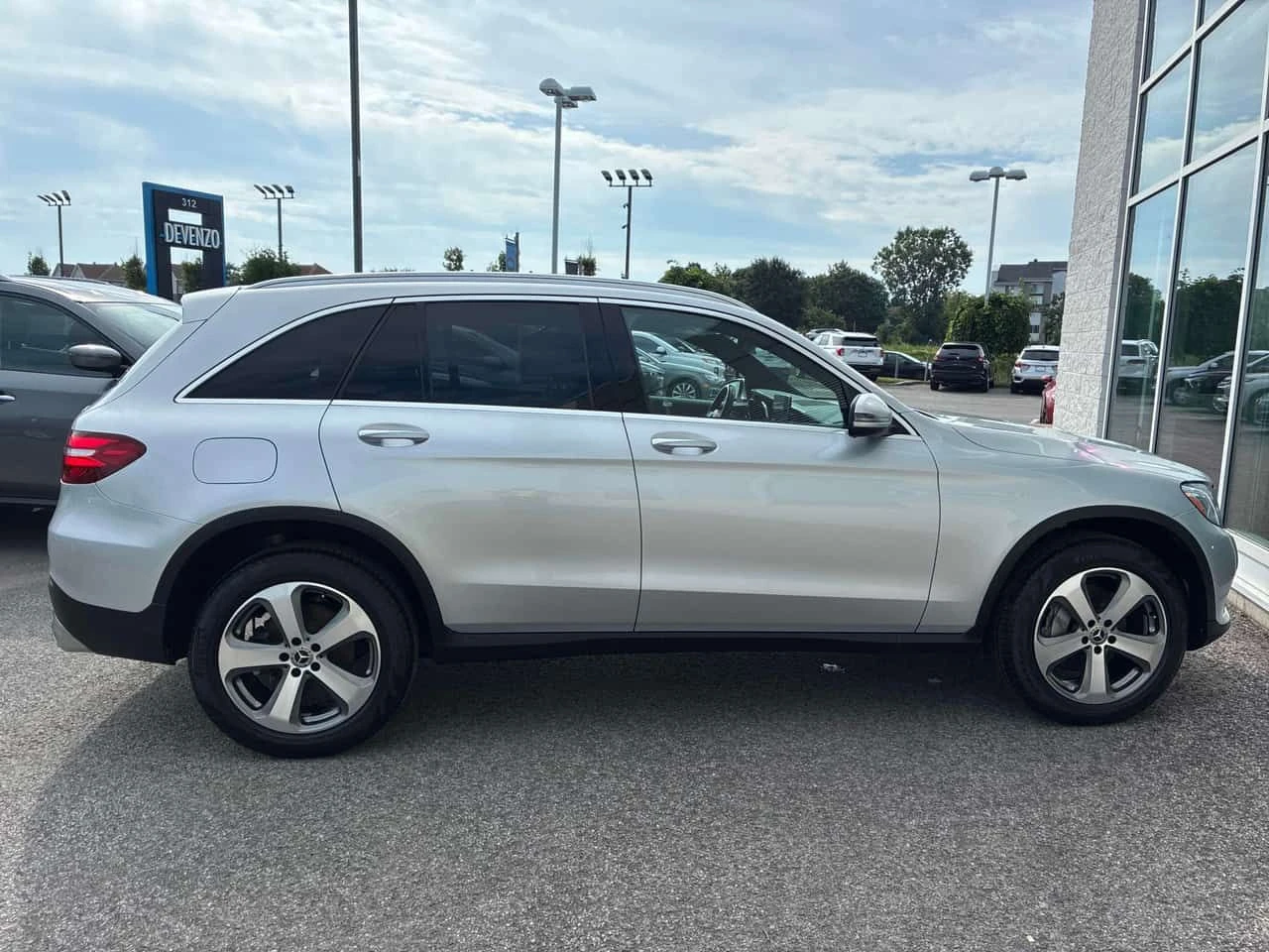 Mercedes-Benz GLC 300 * CARFAX * ОПЦИЯ ЗА ФИНАНСИРАНЕ * , снимка 3 - Автомобили и джипове - 55588406