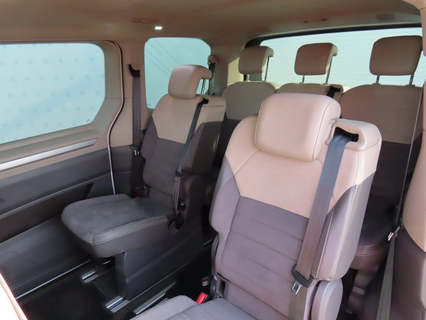 VW Multivan Life S 1.4 eHybrid, снимка 13 - Бусове и автобуси - 53910536