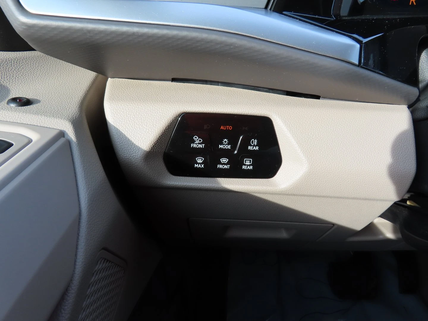 VW Multivan Life S 1.4 eHybrid, снимка 12 - Бусове и автобуси - 53910536