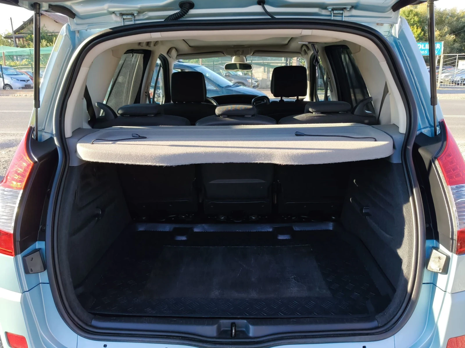 Renault Scenic 2.0i автоматик, снимка 16 - Автомобили и джипове - 56078546