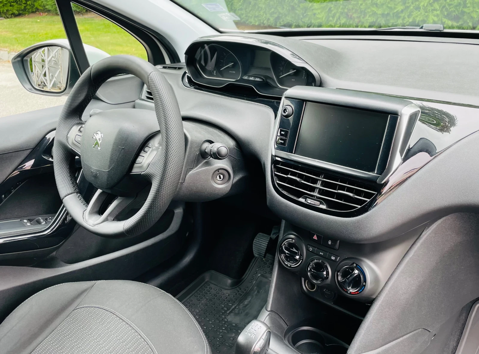 Peugeot 208 1.2 LPG EURO 6B, снимка 13 - Автомобили и джипове - 56223161