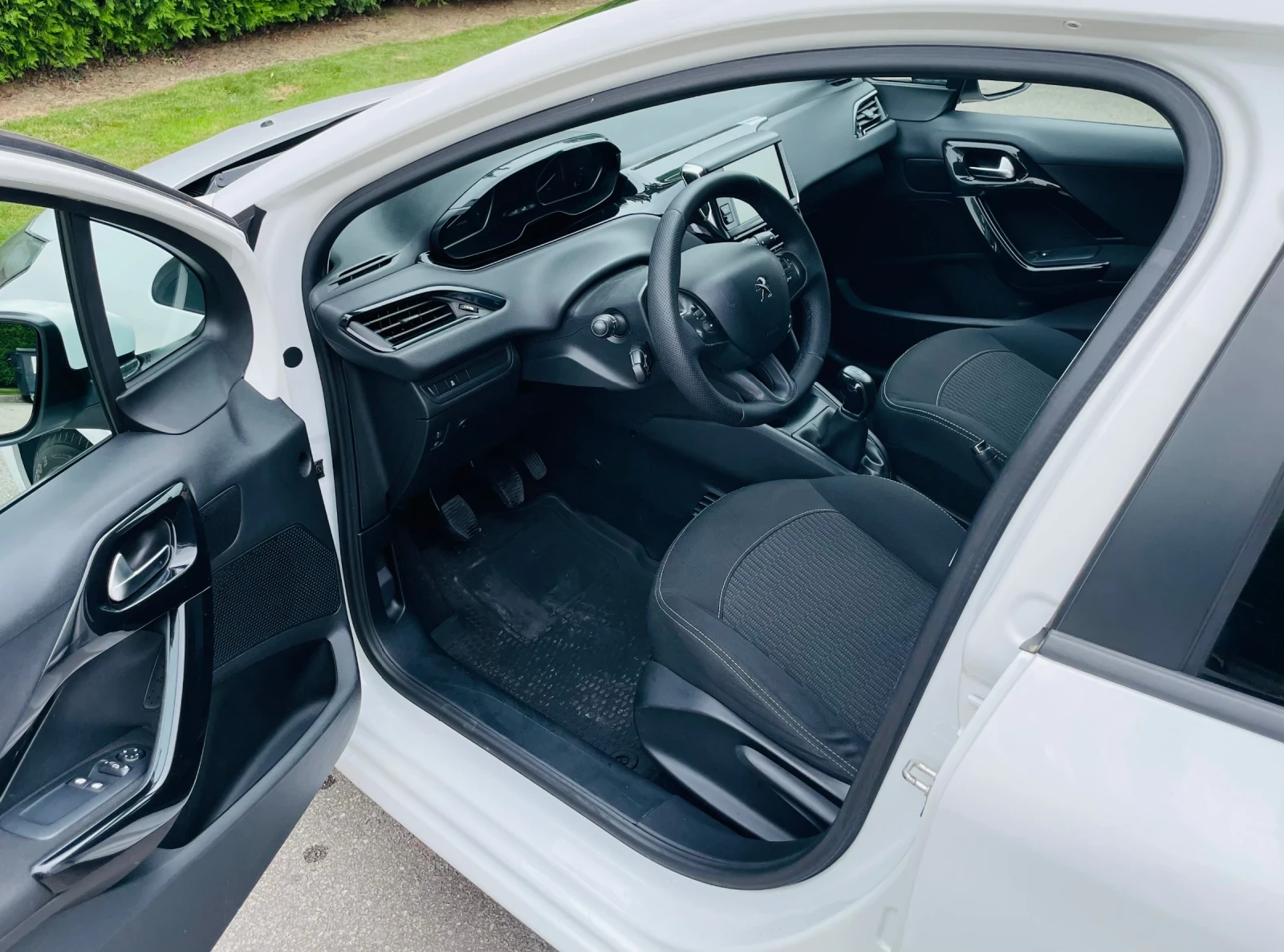 Peugeot 208 1.2 LPG EURO 6B, снимка 7 - Автомобили и джипове - 56223161