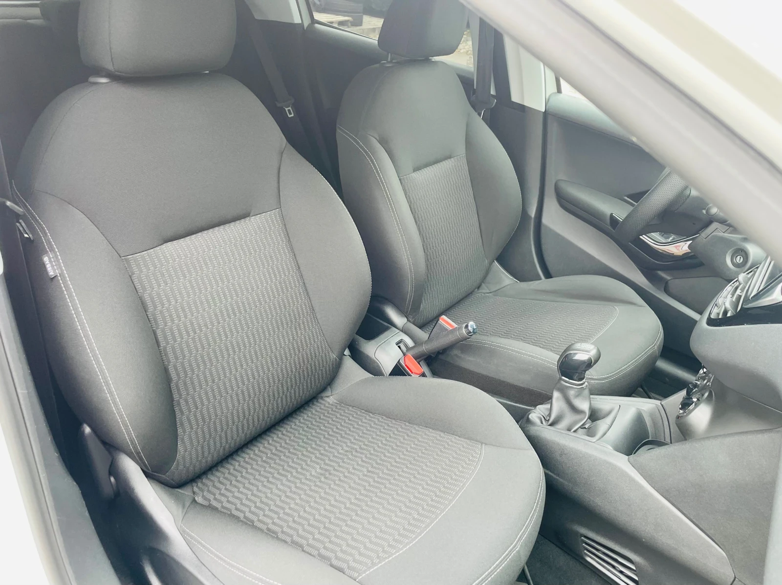 Peugeot 208 1.2 LPG EURO 6B, снимка 11 - Автомобили и джипове - 56223161