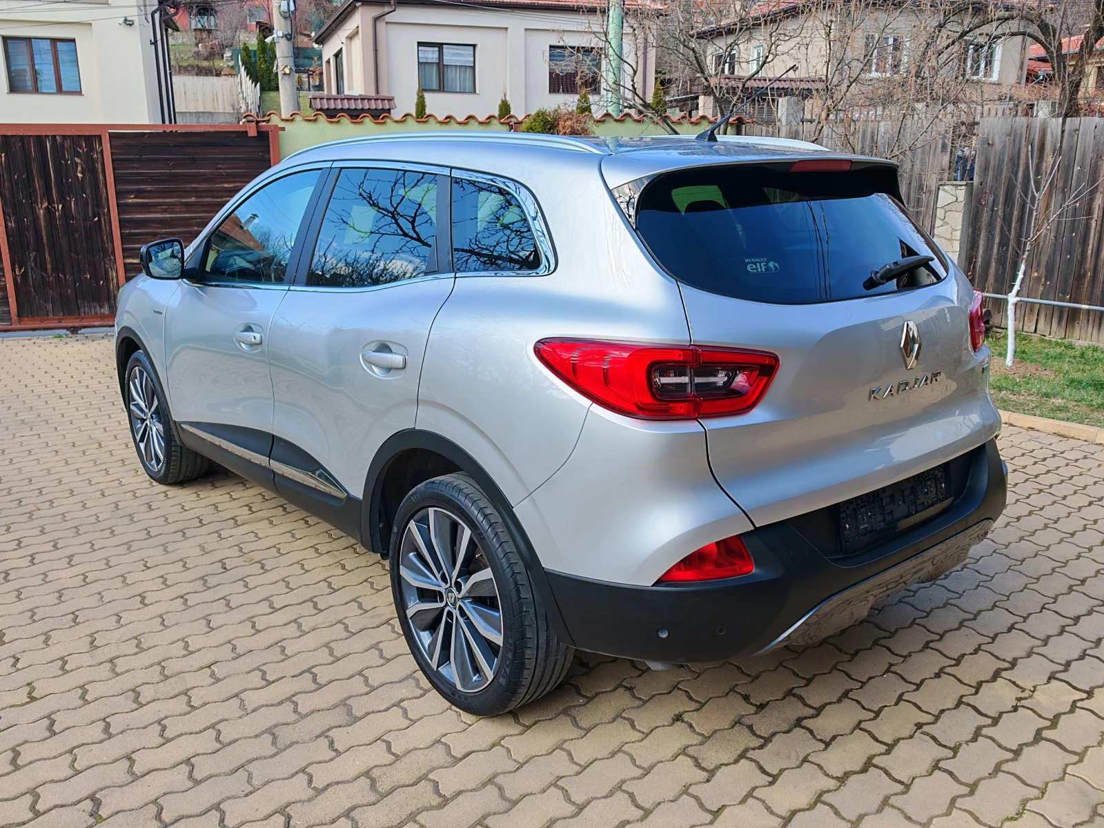 Renault Kadjar 1.5DCI-АВТОМАТ-КОЖА-НАВИГАЦИЯ-КАМЕРА-BOSE EDITION, снимка 6 - Автомобили и джипове - 53976552