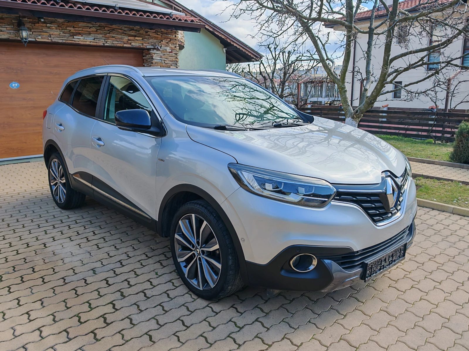 Renault Kadjar 1.5DCI-АВТОМАТ-КОЖА-НАВИГАЦИЯ-КАМЕРА-BOSE EDITION, снимка 3 - Автомобили и джипове - 53976552