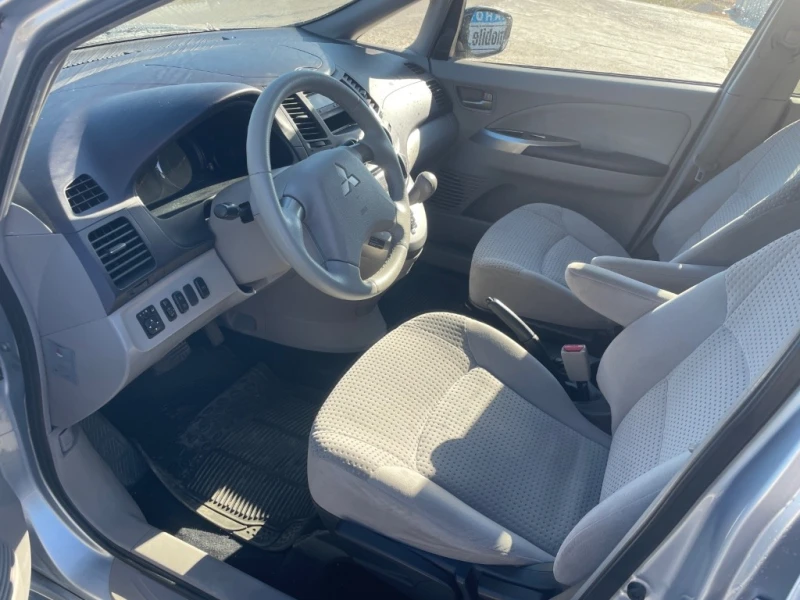 Mitsubishi Grandis 2.4 MIVEC, снимка 9 - Автомобили и джипове - 51979883