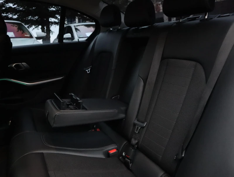 BMW 320 d/SportLine/Virtual/Подгрев/Амбиент/PDC/Active Gua, снимка 13 - Автомобили и джипове - 53394504
