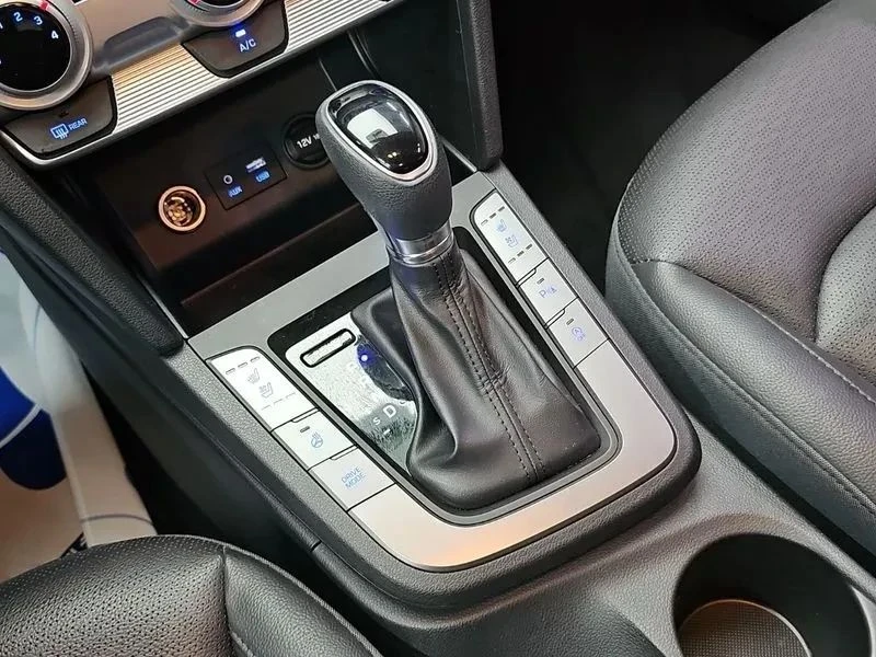 Hyundai Elantra, снимка 8 - Автомобили и джипове - 56724763
