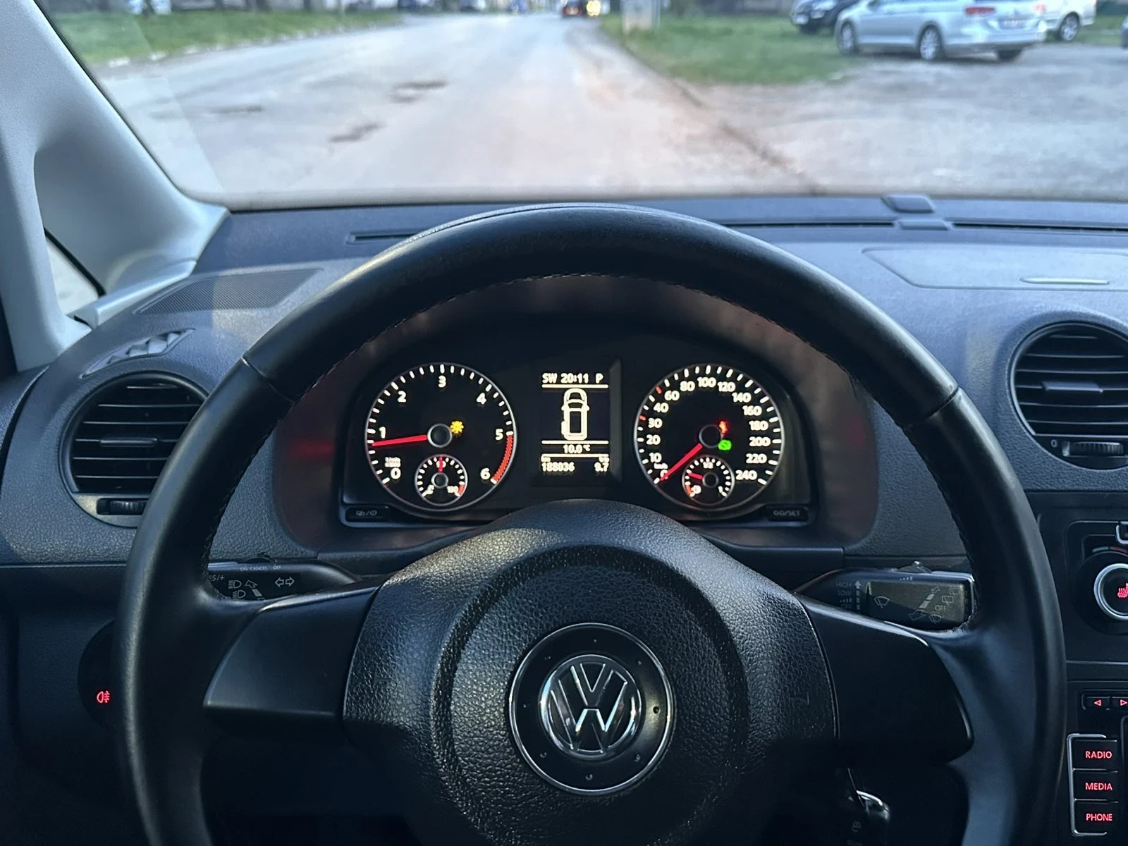 VW Caddy 2.0 TDI LIFE макси база, снимка 12 - Автомобили и джипове - 54160216