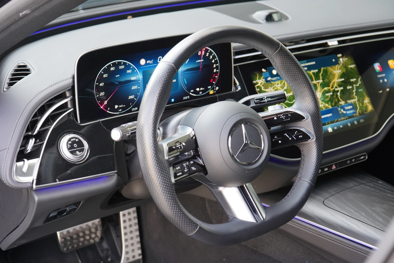 Mercedes-Benz E 300 е PLUG IN * 4М* AMG* HYPERSCREЕN* 360* BURMESTER, снимка 9 - Автомобили и джипове - 54759152
