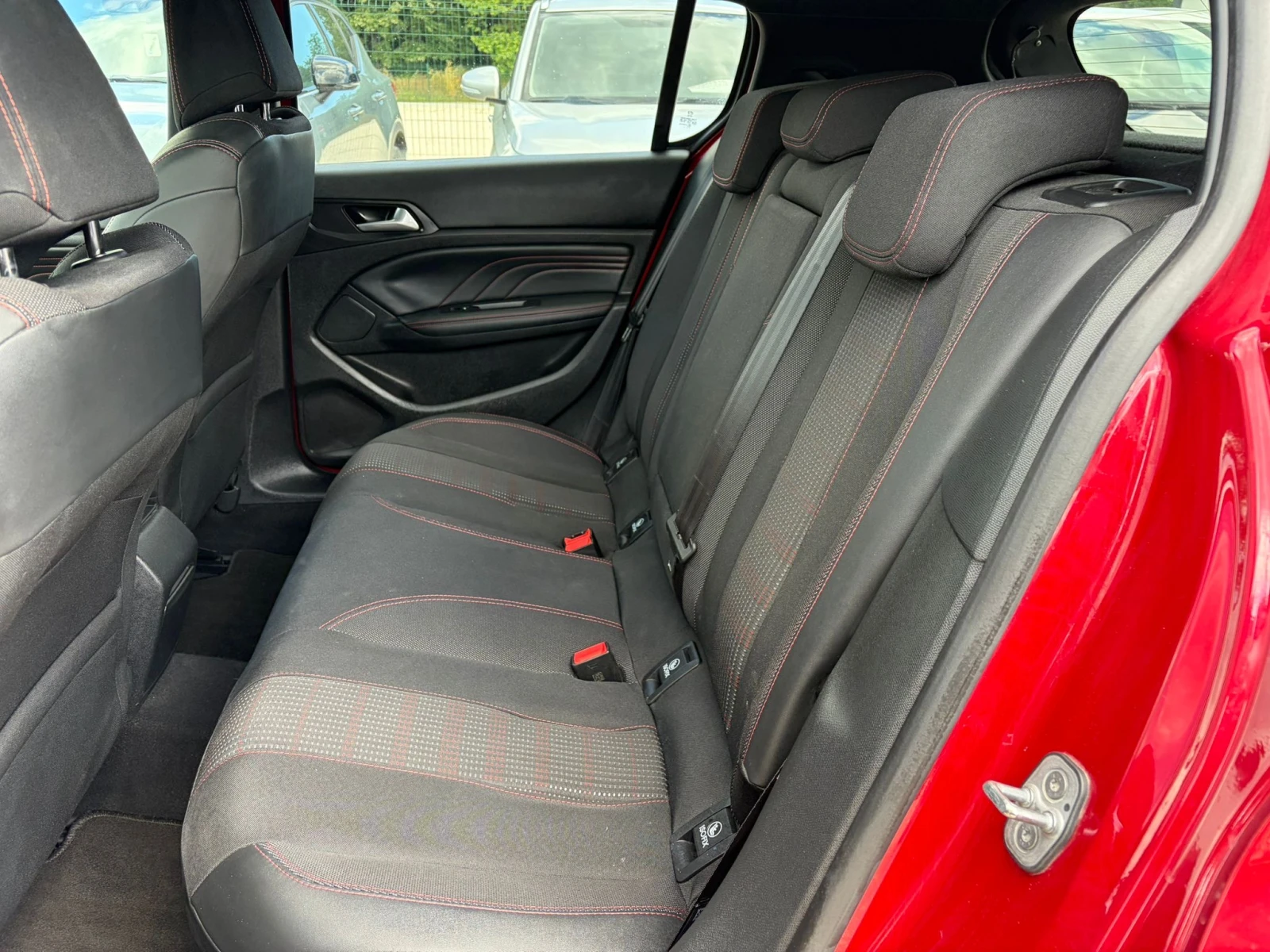 Peugeot 308 GTline 1.5BLUEhdi CAMERA KEY LESS GO CAR PLAY, снимка 13 - Автомобили и джипове - 54974316