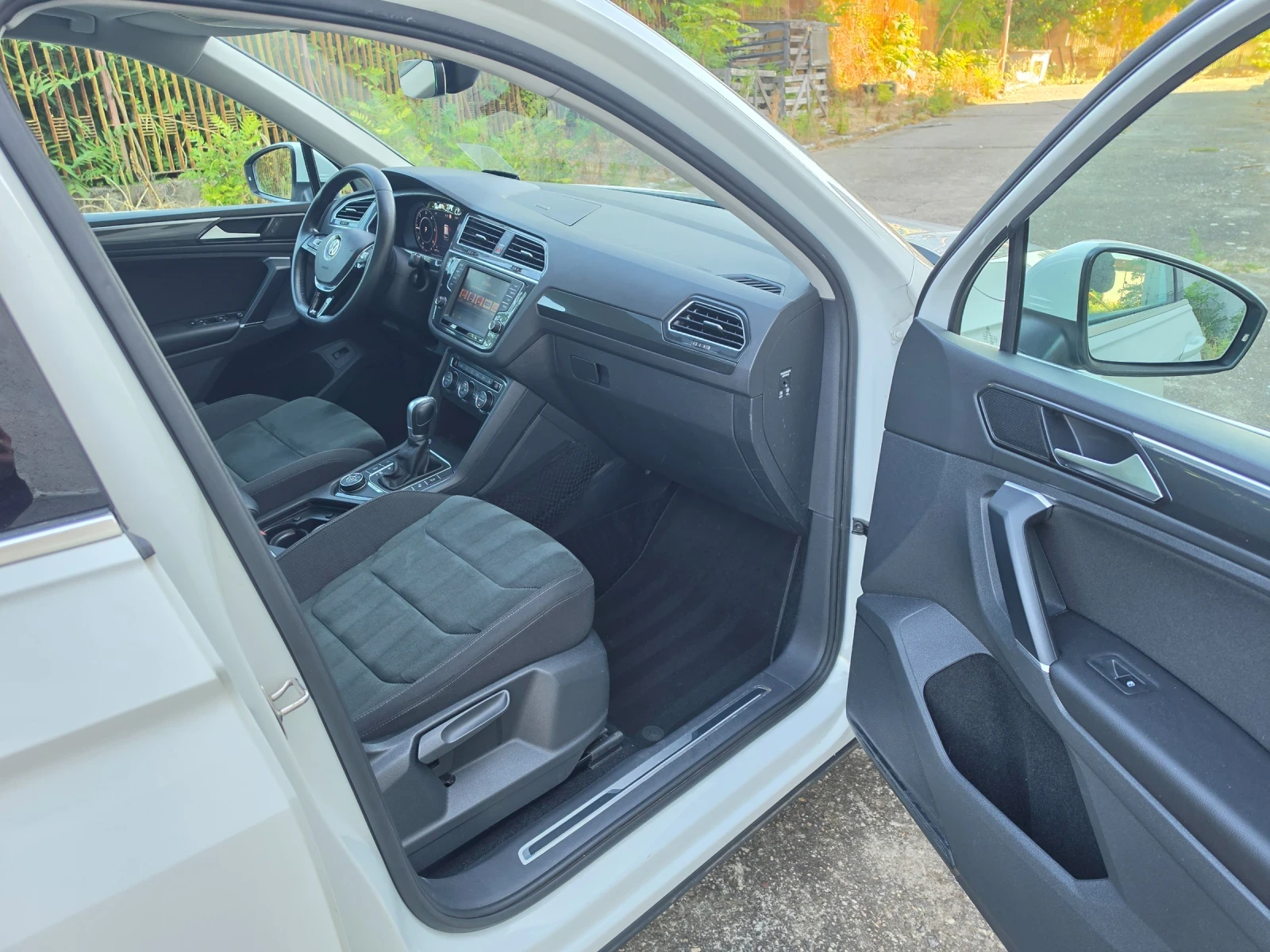 VW Tiguan 2.0TDI 4Motion HIGHLINE VIRTUAL PANORAMA ACC HUD, снимка 10 - Автомобили и джипове - 56091237