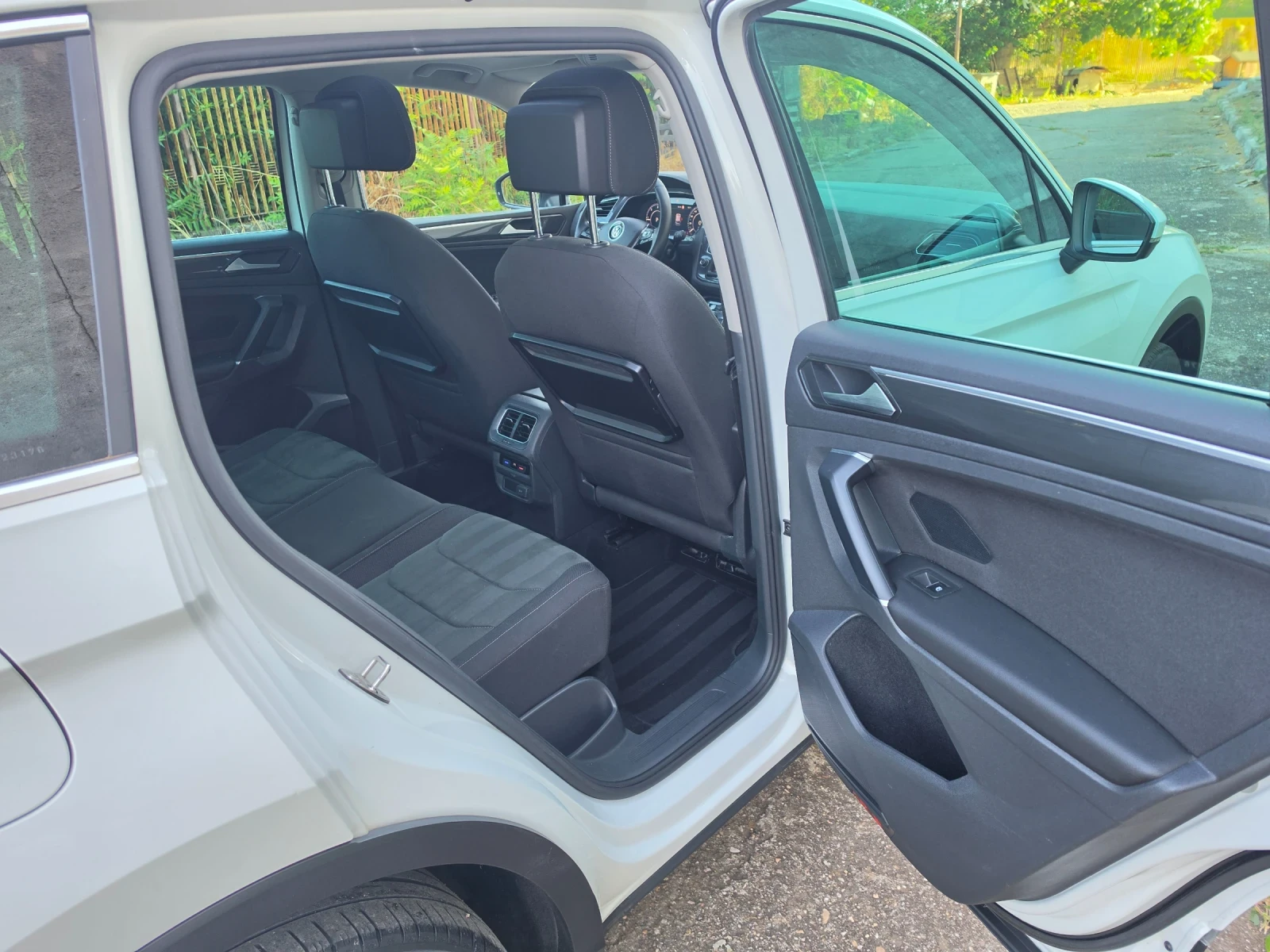 VW Tiguan 2.0TDI 4Motion HIGHLINE VIRTUAL PANORAMA ACC HUD, снимка 9 - Автомобили и джипове - 56091237