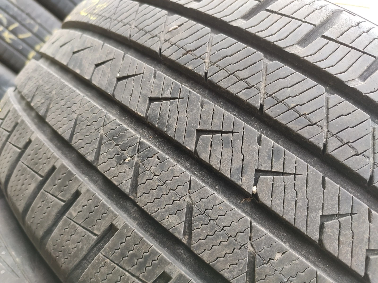 Гуми Всесезонни 255/45R19, снимка 3 - Гуми и джанти - 56725167