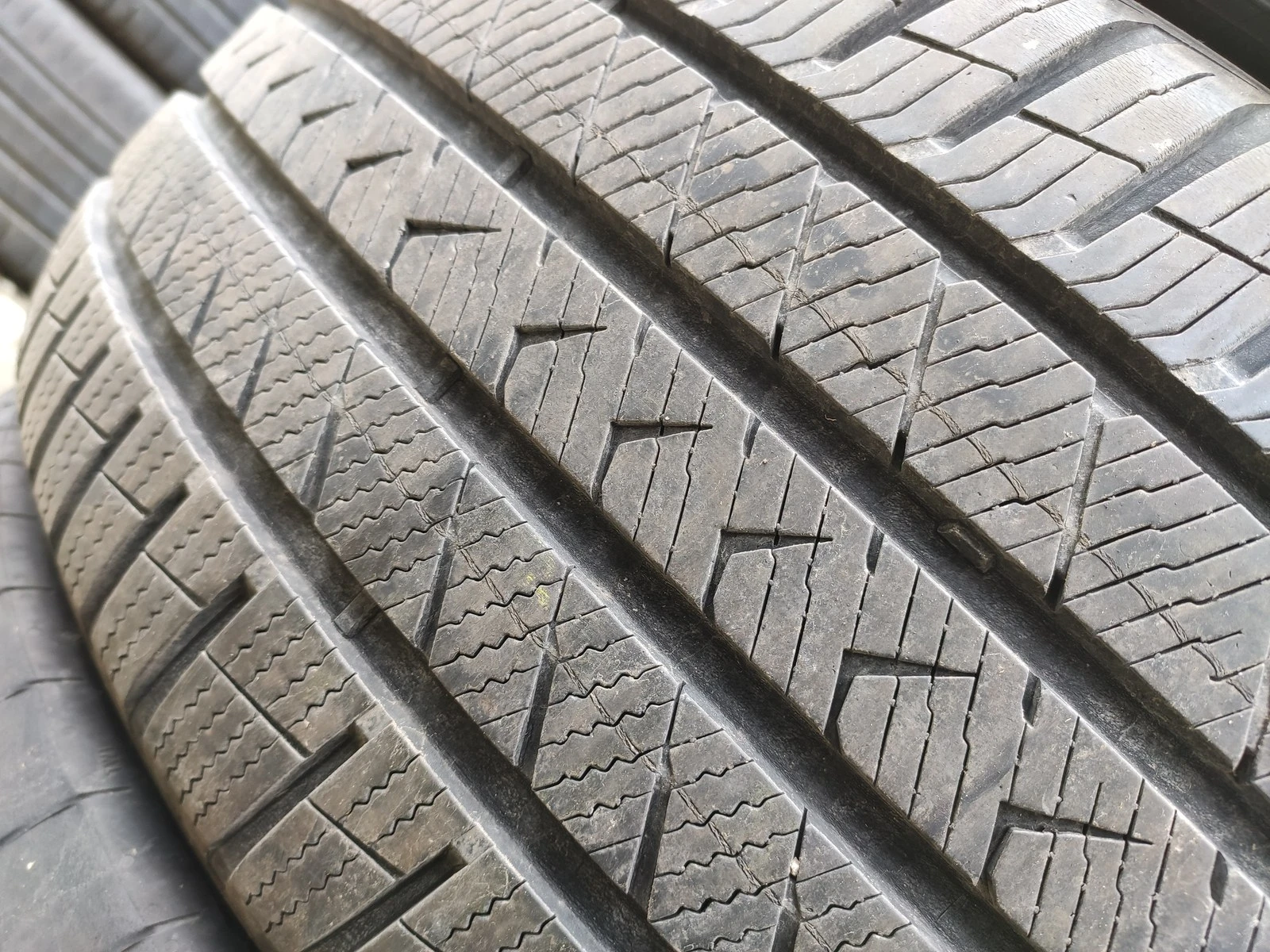 Гуми Всесезонни 255/45R19, снимка 4 - Гуми и джанти - 56725167