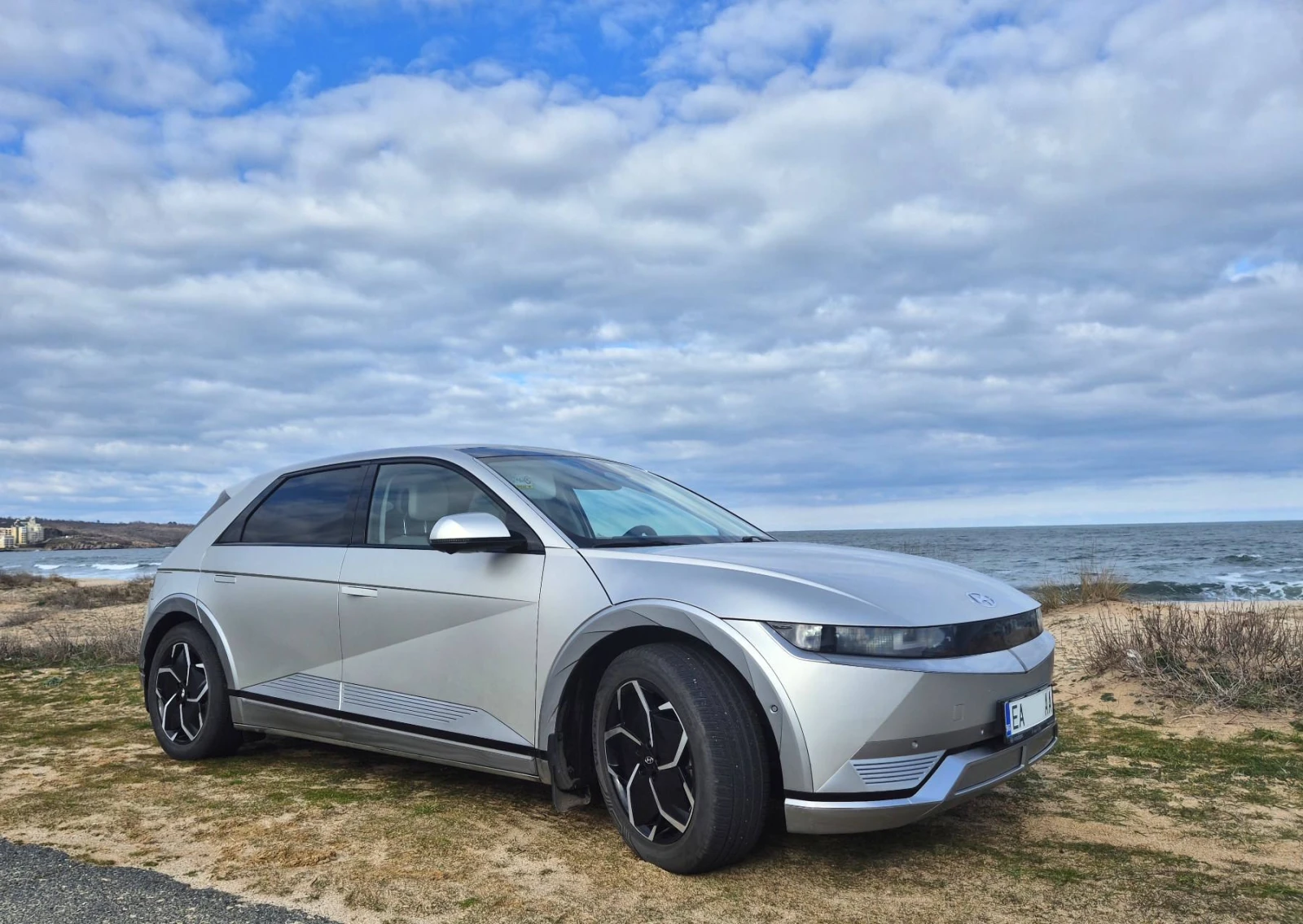 Hyundai Ioniq 5 Гаранция, КАСКО, Premium, AWD HTRAC, всички екстри, снимка 2 - Автомобили и джипове - 53310448