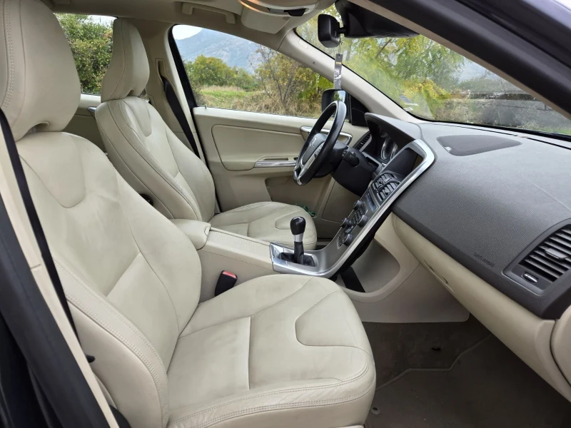 Volvo XC60 2.0 D3 Високо ниво на оборудване, снимка 11 - Автомобили и джипове - 52269226