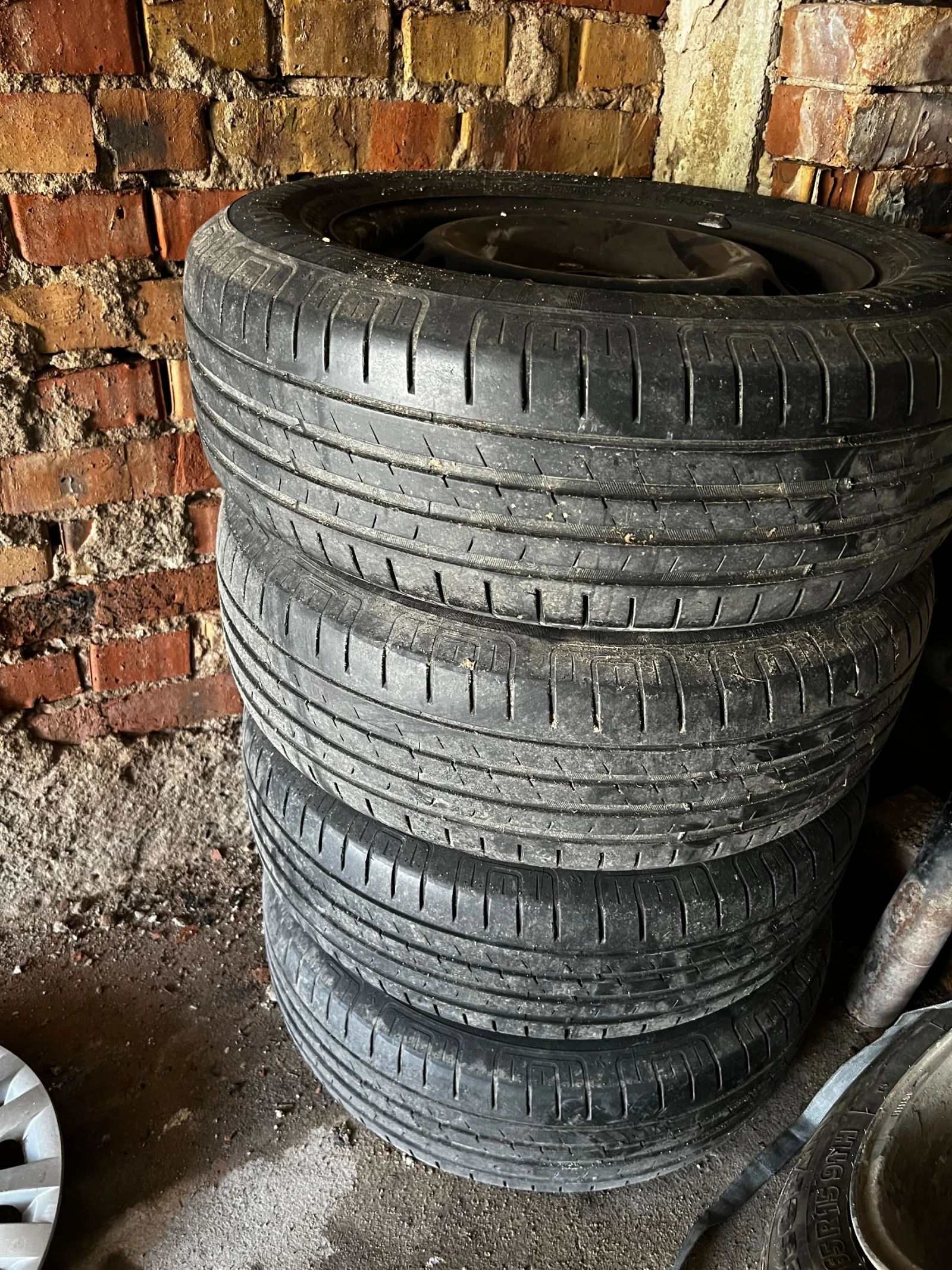 Гуми с джанти Vredestein 195/65R15, снимка 2 - Гуми и джанти - 55101591