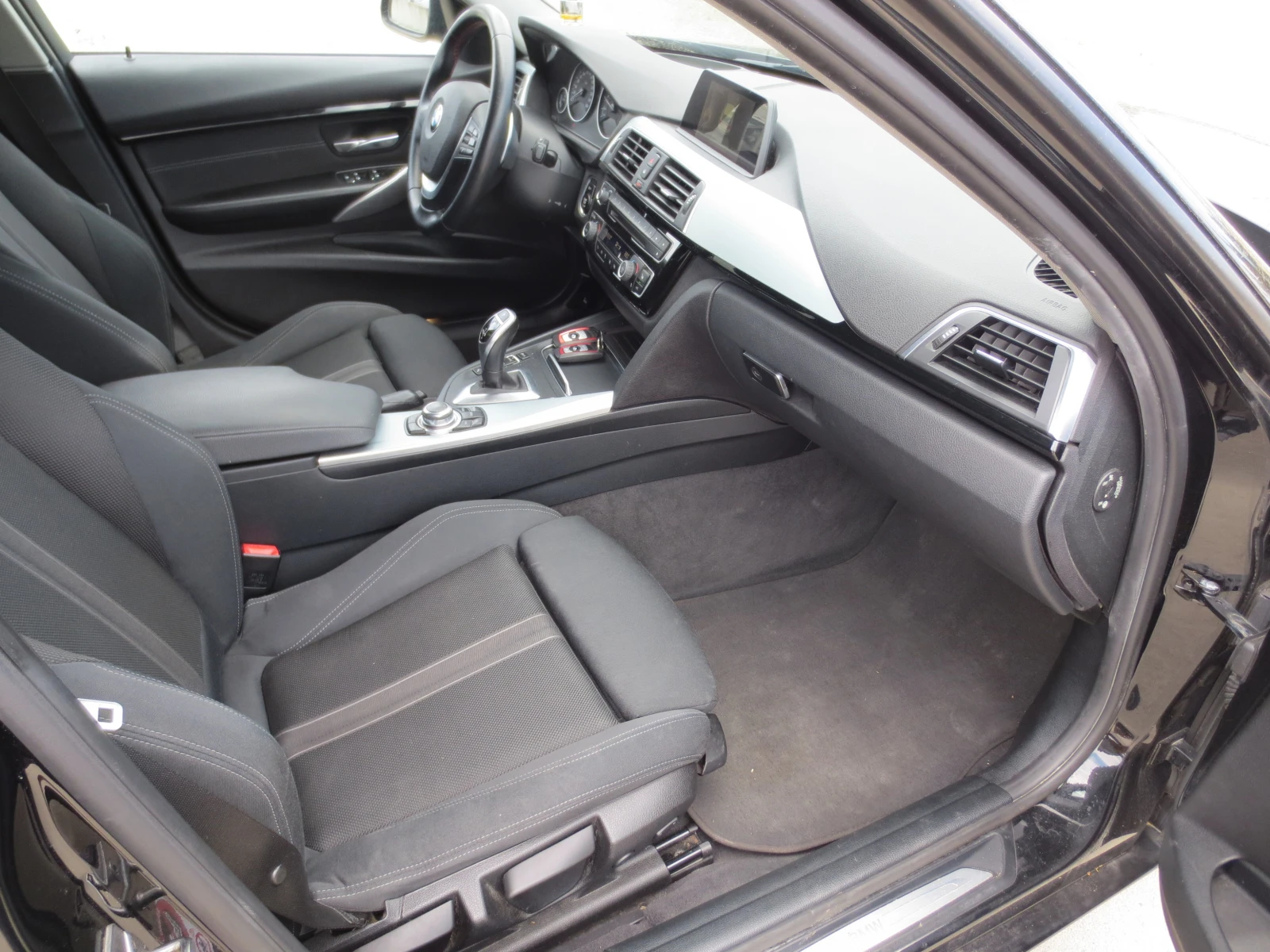 BMW 320 2.0 Twin Power Turbo, снимка 12 - Автомобили и джипове - 55220247